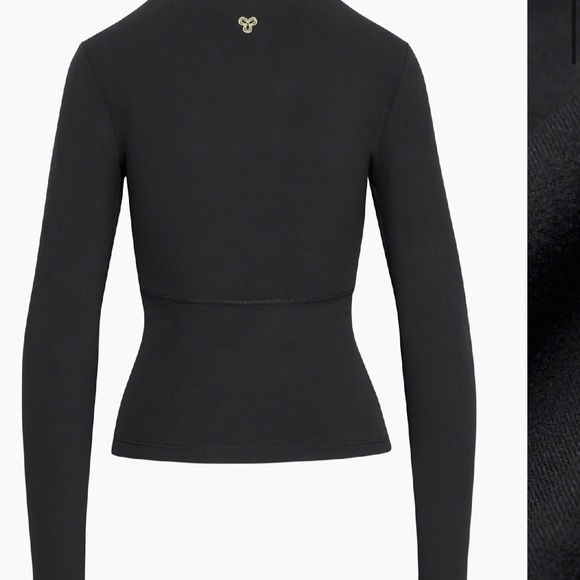 Aritzia BUTTER Bound Hip Longsleeve
Tight crewneck longsleeve - Picture 5 of 5